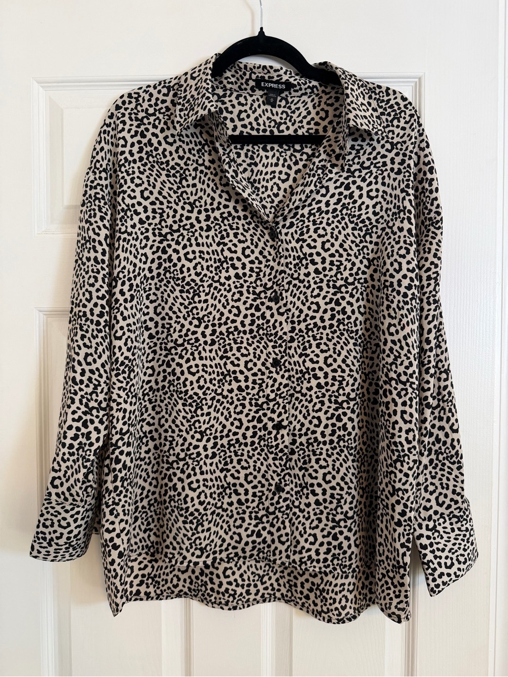 Express Leopard Print Portofino Button Front Blouse NWOT Medium - Picture 2 of 6